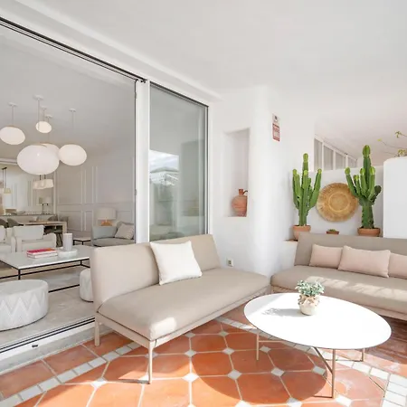 Apartament Prime Location, Priv Terrace, Steps From The *
